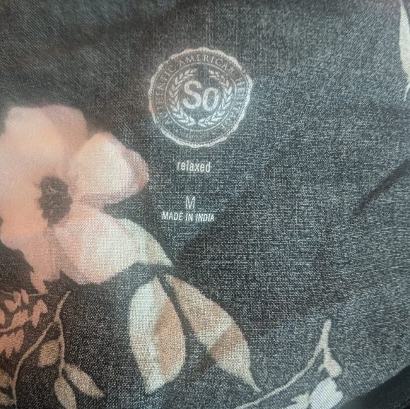 EUC SO Black Floral Short Sleeve Shirt Top Blouse Size Medium 100% Rayon - Picture 5 of 5